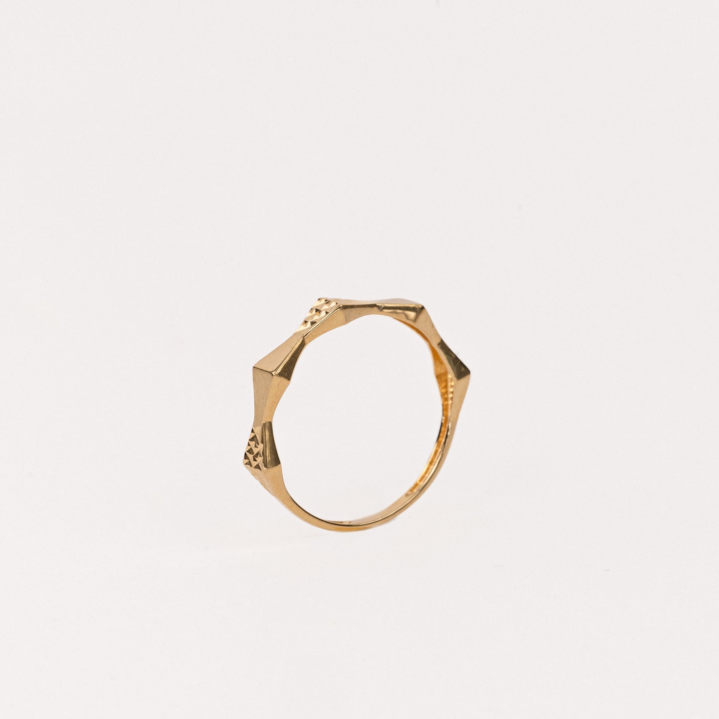 Geometric Diamond-cut Ring