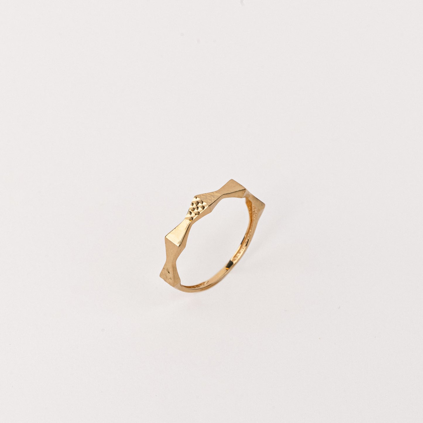 Geometric Diamond-cut Ring