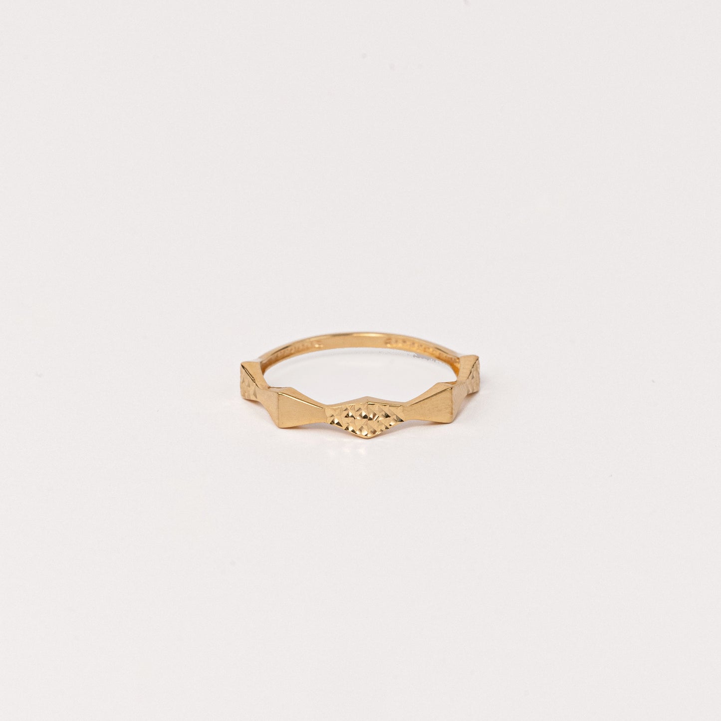 Geometric Diamond-cut Ring